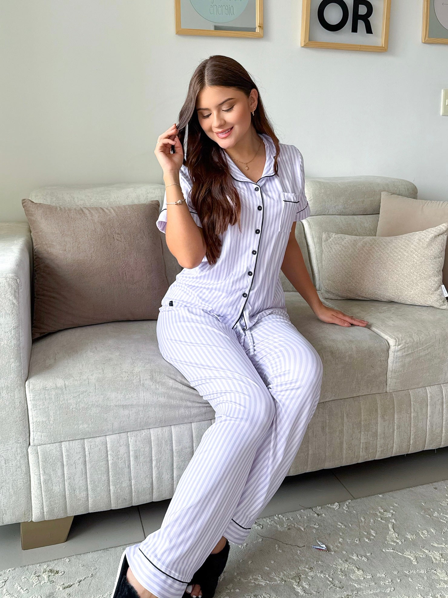 Pijama botones pantalón largo rayas lila